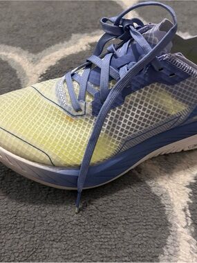 Scott Women's Athletic Running Shoe in Light Blue and Yellow